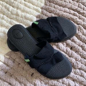 Sanuk 😀 slip on slides/sandals